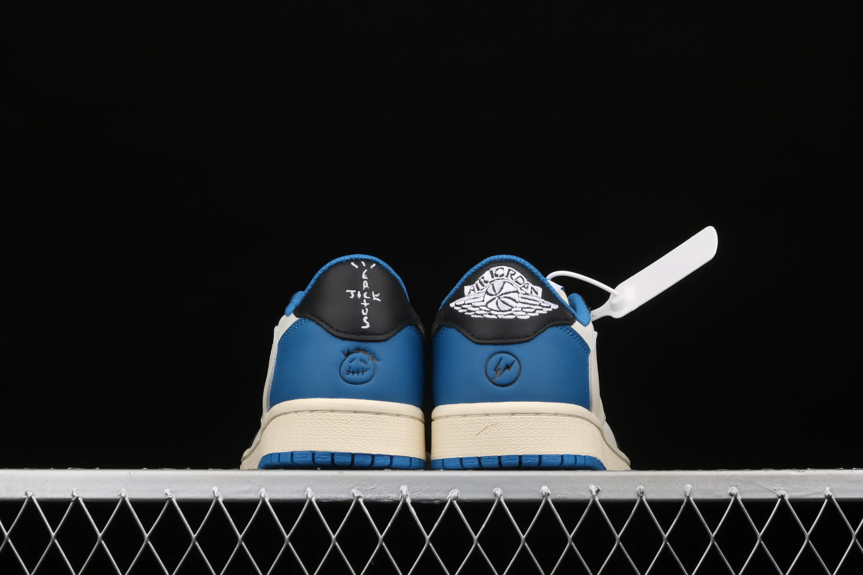 All Categories Air Jordan Jordan Series Basketball Shoes Air Jordan 1 Low L Version Travis Scott x Air Jordan 1 High OG AJ1 Lightning Undercut Low DM7866-140